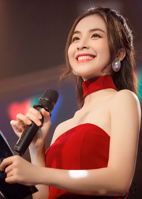 Cũng sinh năm 1997, Trần Vân từng tốt nghiệp khoa Diễn xuất của trường Cao đẳng Nghệ thuật Hà Nội. Cô được khán giả biết đến sau khi đảm nhận vai Quỳnh lúc nhỏ trong bộ phim "Quỳnh búp bê”, sau đó đóng “Nhà trọ Balanha”.