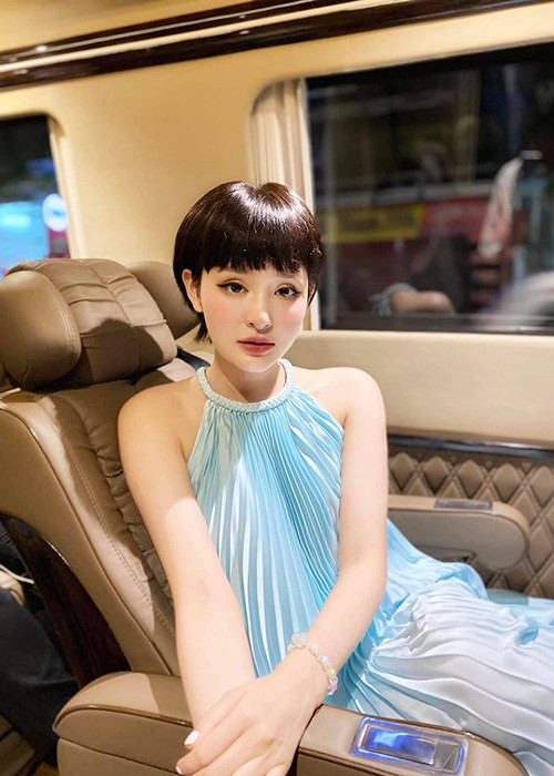 Bằng tuổi Khả Ngân, Hiền Hồ là một trong những nữ ca sĩ thành công sau khi rời chương trình Giọng hát Việt năm 2017. Đến nay, cô có nhiều ca khúc ballad được yêu thích như: “Em ngày xưa khác rồi”, “Rồi người thương cũng hóa người dưng”, “Gặp nhưng không ở lại”.