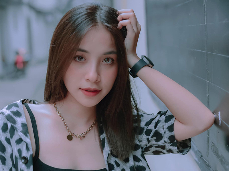 Sau khi tham gia “Nhà trọ Balana”, Trần Vân vướng tin đồn phim giả tình thật với Xuân Nghị. Trả lời báo chí, nữ diễn viên cho biết, Xuân Nghị là một người vui tính, tình cảm nhưng từ chối trả lời câu hỏi anh có phải là mẫu bạn trai yêu thích.