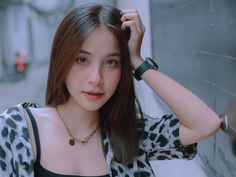 Sau khi tham gia “Nhà trọ Balana”, Trần Vân vướng tin đồn phim giả tình thật với Xuân Nghị. Trả lời báo chí, nữ diễn viên cho biết, Xuân Nghị là một người vui tính, tình cảm nhưng từ chối trả lời câu hỏi anh có phải là mẫu bạn trai yêu thích.