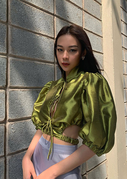 Phí Phương Anh sinh năm 1997, là quán quân The Face 2016. Cô lựa chọn con đường trở thành fashionista và blogger chuyên nghiệp.