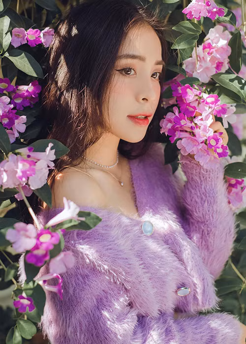 Sở hữu thân hình nhỏ nhắn, cao 1m55, nặng 44kg, nhưng Trần Vân vẫn rất thu hút ánh nhìn nhờ khuôn mặt xinh xắn. Ngoài đời, nữ diễn viên phim “Nhà trọ Balanha” mặc khá gợi cảm.