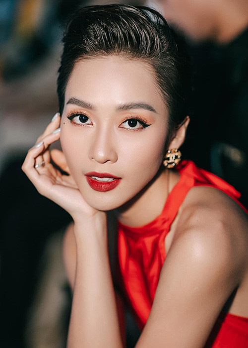 Sinh năm 1997, Khả Ngân là một trong những mỹ nhân Đinh Sửu. Cô nổi lên với hình tượng boxing girl cá tính, mạnh mẽ vào năm 2012. Khi tiến sâu vào làng giải trí, Khả Ngân đóng phim và ca hát.