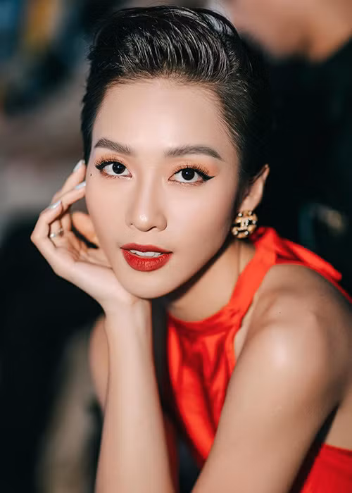 Sinh năm 1997, Khả Ngân là một trong những mỹ nhân Đinh Sửu. Cô nổi lên với hình tượng boxing girl cá tính, mạnh mẽ vào năm 2012. Khi tiến sâu vào làng giải trí, Khả Ngân đóng phim và ca hát.