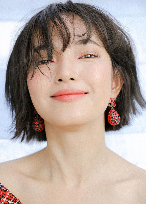 Châu Bùi sở hữu gương mặt đẹp lạ, "không góc chết" cùng vóc dáng thon gọn. Nhan sắc của chân dài sinh năm 1997 từng được trang QQ của Trung Quốc khen là Song Hye Kyo bản Việt.