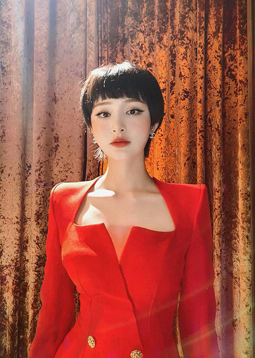 Nữ ca sĩ sinh năm 1997 sở hữu gương mặt cá tính cùng vóc dáng nhỏ nhắn, được ví von như cô nàng búp bê xinh xắn. Trong vài năm trở lại đây, Hiền Hồ xây dựng hình ảnh gợi cảm.