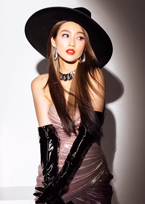 Khả Ngân từng công khai hẹn hò người mẫu Hoàng Tiến Dũng năm 2014, vướng tin đồn yêu Phở Đặc Biệt, Andree. Hồi tháng 7/2020, Khả Ngân cho biết, cô có mối tình đẹp, được bạn trai ủng hộ mặc gợi cảm nhưng từ chối tiết lộ danh tính nửa kia.