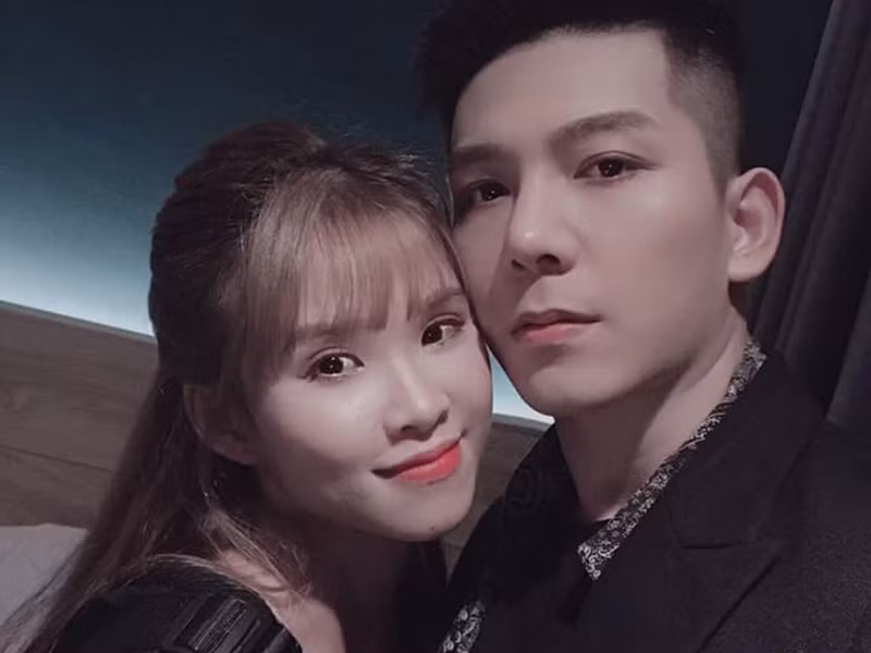 Hồi tháng 9/2020, cặp đôi đáng yêu nhất của showbiz Việt đã hé lộ căn penthouse của mình. Căn hộ có tổng diện tích tới 300m2 với nội thất tối tân và sang trọng.