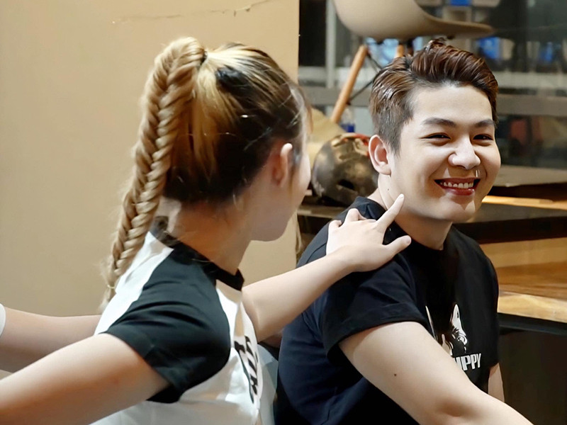 Do ăn chay suốt 1 năm, Kelvin Khánh gầy đi trông thấy. Sau khi lấy vợ, nam ca sĩ tăng cân thấy rõ.