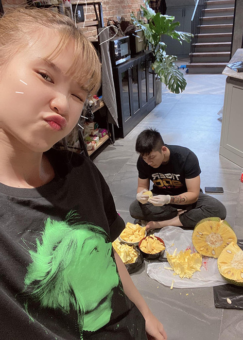 Trái với suy nghĩ của nhiều người, vợ chồng Khởi My vẫn giữ sự nhí nhảnh sau khi kết hôn.