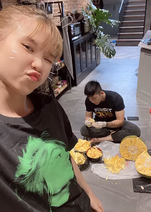 Trái với suy nghĩ của nhiều người, vợ chồng Khởi My vẫn giữ sự nhí nhảnh sau khi kết hôn.