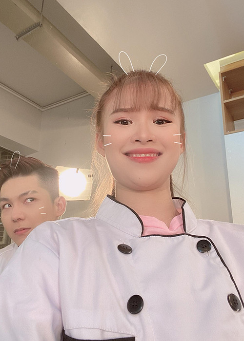 Kelvin Khánh được cho là một trong những sao nam Việt "nghiện vợ" khi sẵn sàng quay clip mua vui và hi sinh hình ảnh vì vợ.