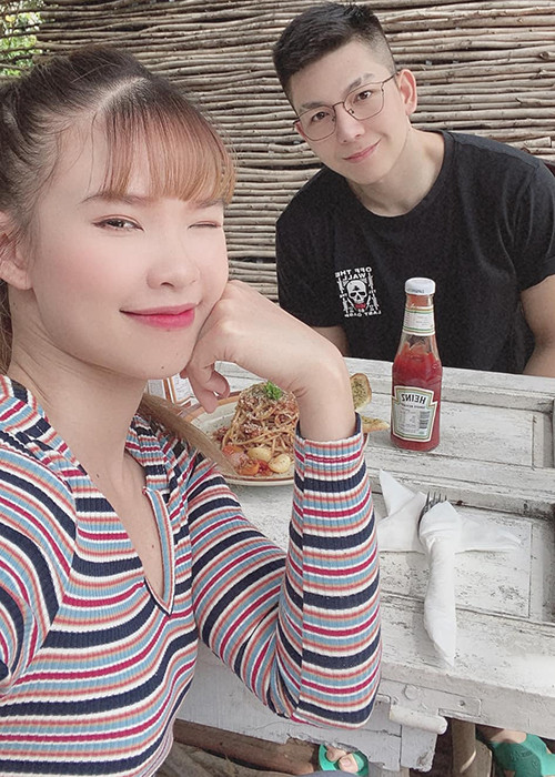 Sau khi kết hôn, Kelvin Khánh sống kín tiếng như trước. Anh thường đi diễn tỉnh, ra sản phẩm âm nhạc nhưng không quảng bá rầm rộ.