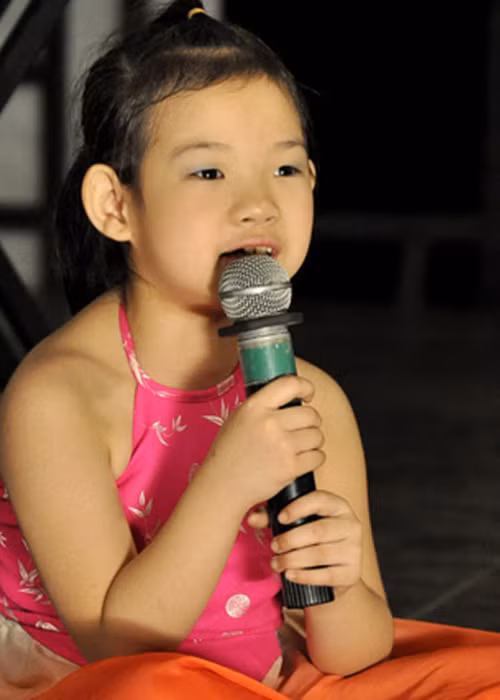 Từ năm sáu tuổi, Thái Phương được học ca trù. Em từng giành giải nhất Liên hoan ca trù Hà Nội năm 2016. Ảnh: Khám phá