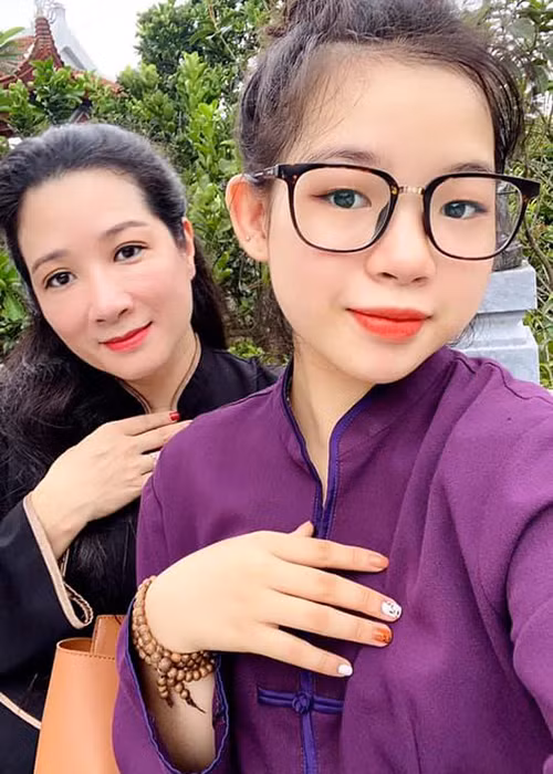 Chan dung nguoi dong hanh moi cua Thanh Thanh Hien sau ly hon