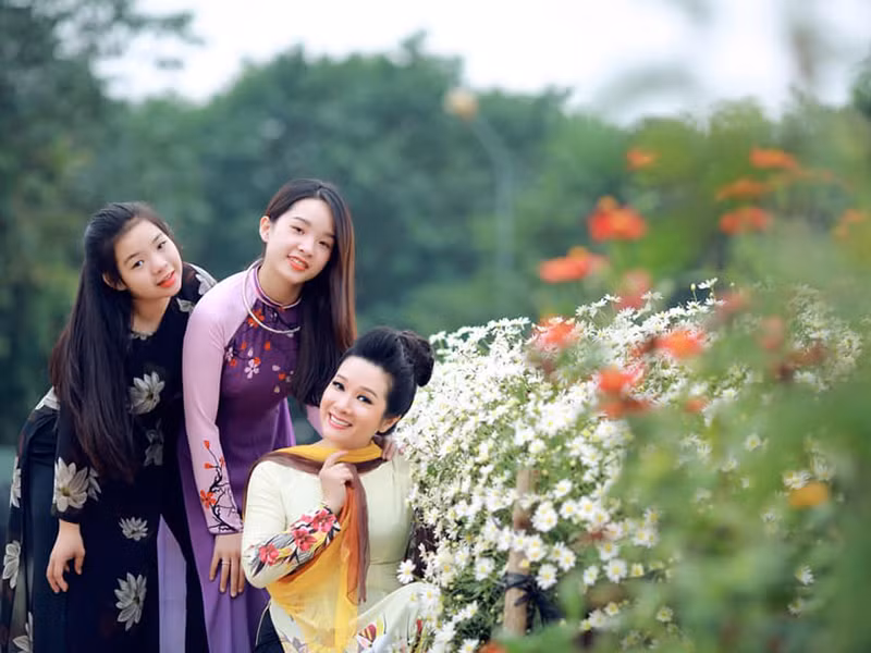 Ngoài Thái Phương, Thanh Thanh Hiền và nghệ sĩ Hoàng Anh Tú còn một cô gái chung khác là Tú Linh. Ảnh: VTC