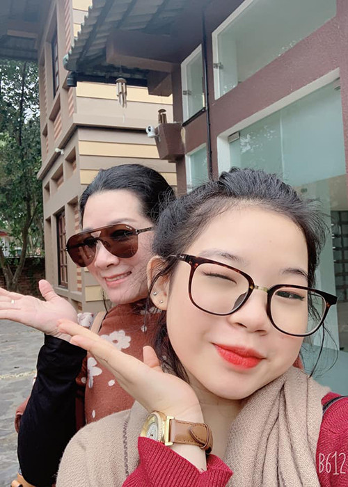 "Tôi chỉ cần nói ngắn gọn, không cần giải thích dài dòng là bạn đã hiểu ngay. Hoặc chỉ bắt đầu bằng một câu nói là ánh mắt 2 mẹ con đã tự hiểu với nhau rồi. Đó là điều mới mẻ và niềm vui của tôi lúc này", Thanh Thanh Hiền cho hay.