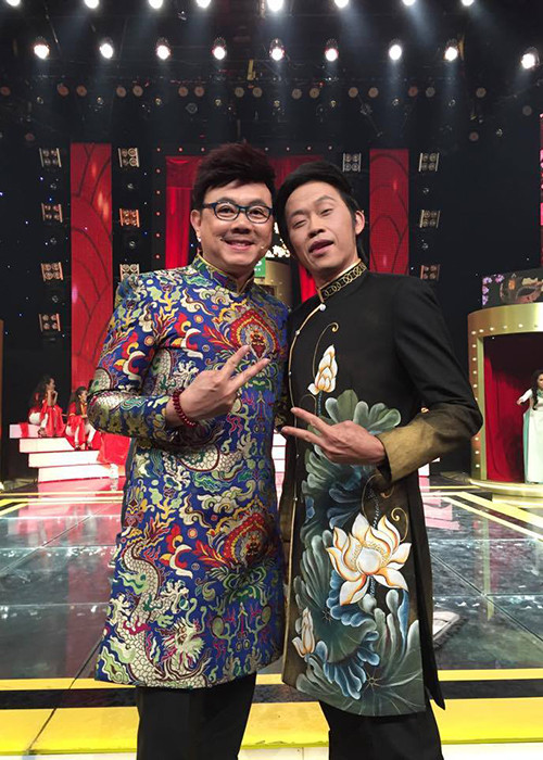 Chí Tài kể rằng ngày đó, anh đảm nhận vai trò đánh đàn. Sau đó, nam nghệ sĩ vào khoác thêm áo vest và trở ra diễn hài.