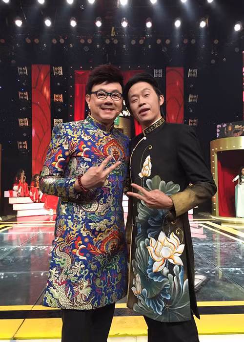 Chí Tài kể rằng ngày đó, anh đảm nhận vai trò đánh đàn. Sau đó, nam nghệ sĩ vào khoác thêm áo vest và trở ra diễn hài.