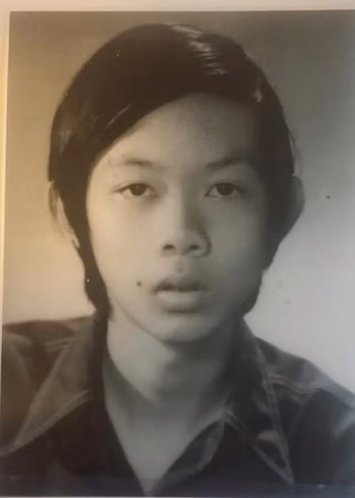 Nghệ sĩ Chí Tài vốn sống trong môi trường âm nhạc từ nhỏ. Theo Người lao động, bố của anh là nhạc sĩ bán chuyên nghiệp. Trong gia đình, chỉ có nghệ sĩ Chí Tài và anh trai của anh, Chí Thiện mê đàn hát giống bố.