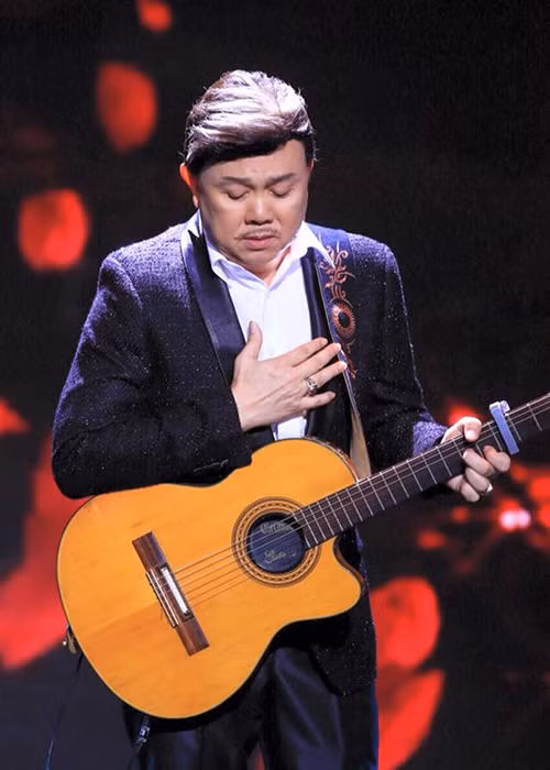 Ở Mỹ, Chí Tài vẫn giữ đam mê âm nhạc. Khi biết anh nhớ nghề, bố của nam nghệ sĩ đã dành tiền hưu trí để sắm cho anh một dàn âm thanh, nhạc cụ.