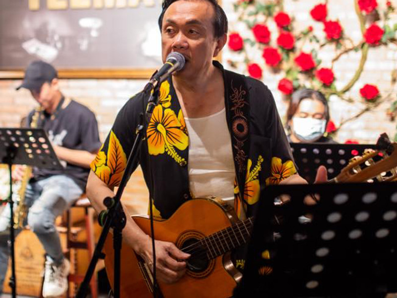 Theo Tiền Phong, ban nhạc của Chí Tài thường nhận lời trình diễn ở tiệc cưới, buổi sinh hoạt cộng đồng và trong các chương trình.