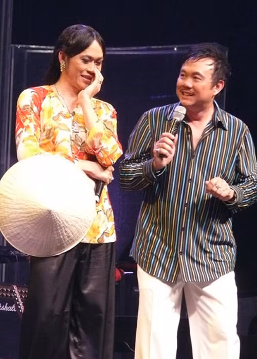 Hoài Linh từng chia sẻ: “Các ông bầu đã gợi ý tôi nên kết hợp cùng Chí Tài. Nhìn thấy cái duyên "trầm" ở anh ấy có thể tung hứng cùng cái duyên "bổng" của tôi nên tôi đồng ý. Sự kết hợp này đã nâng cánh cho cả hai chúng tôi thăng hoa trên con đường nghệ thuật”. Ảnh: Dân Việt