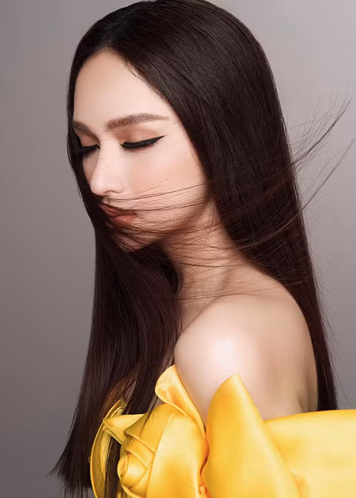 Nữ ca sĩ chuyển giới đầy thần thái trước ống kính máy ảnh. Ảnh: Trần Hoàng Vũ