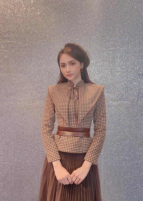 Bạn bè, đồng nghiệp động viên Hương Giang lấy lại tinh thần.