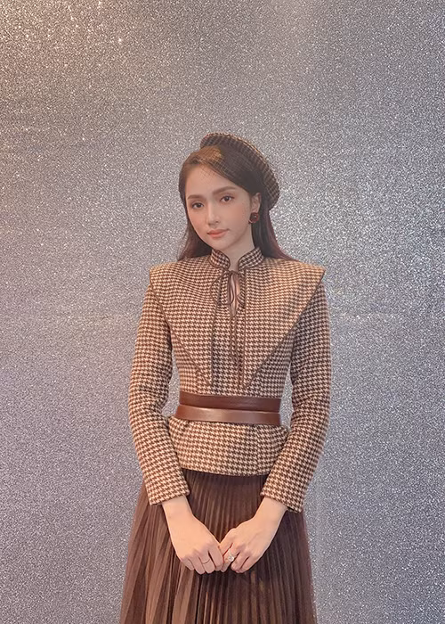 Bạn bè, đồng nghiệp động viên Hương Giang lấy lại tinh thần.