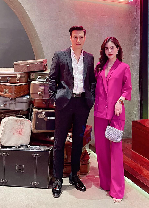 Mới đây, trên trang cá nhân, Hương Trần đăng tải hình ảnh bên nam diễn viên Việt Anh. Nhiều bạn bè mong cả hai tái hợp. Tuy nhiên, vợ cũ của Việt Anh một mực phủ nhận chuyện quay lại.