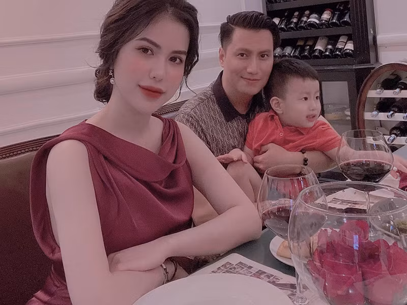 "Công việc của anh Việt Anh khá bận rộn nên chúng tôi cùng nhau đi ăn, mừng sinh nhật anh ấy trước. Hoàn toàn không có chuyện chúng tôi về bên nhau", Hương Trần chia sẻ trên iOne.