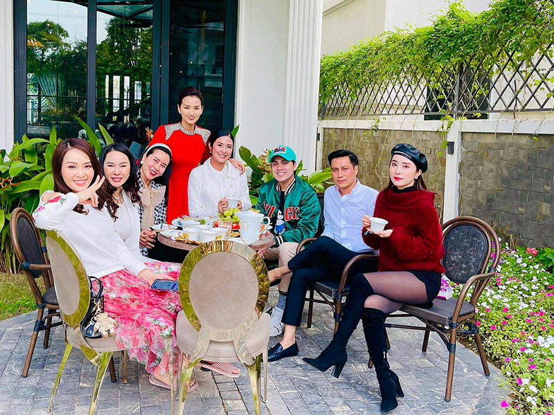 Ngoài thời gian cho công việc và con cái, nam diễn viên thường xuyên tụ tập cùng hội bạn thân nổi tiếng.