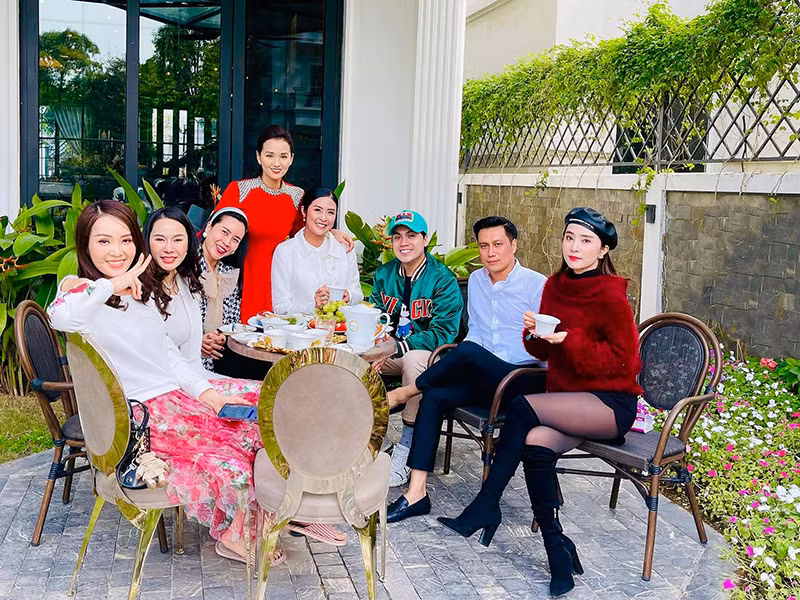 Ngoài thời gian cho công việc và con cái, nam diễn viên thường xuyên tụ tập cùng hội bạn thân nổi tiếng.