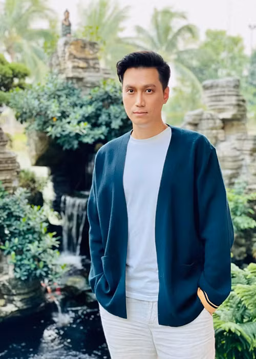 Hiện tại, anh góp mặt trong bộ phim truyền hình "Hồ sơ cá sấu" và "Hướng dương ngược nắng".