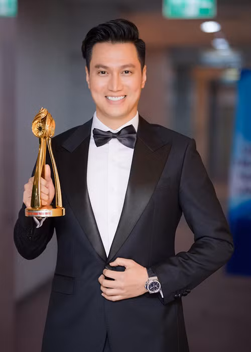 Sau khi ly hôn, Việt Anh dành nhiều thời gian cho công việc diễn xuất.