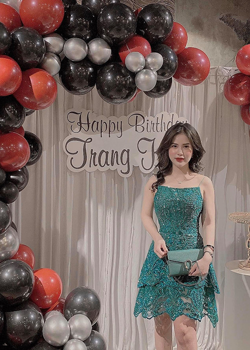 Việt Anh và Hương Trần ly hôn năm 2019. Khi rảnh rỗi, nam diễn viên thường đến nhà vợ cũ thăm con trai.