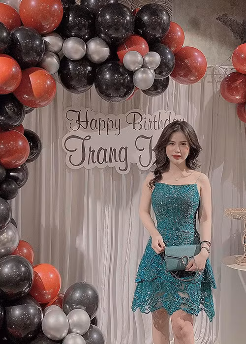 Việt Anh và Hương Trần ly hôn năm 2019. Khi rảnh rỗi, nam diễn viên thường đến nhà vợ cũ thăm con trai.