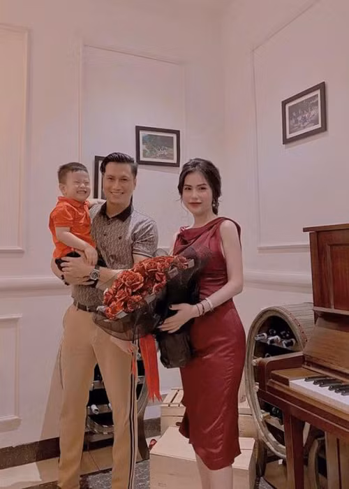 Hồi tháng 9/2020, Hương Trần khẳng định cô và chồng cũ giữ mối quan hệ bạn bè sau khi ly hôn trước hình ảnh mừng sinh nhật sớm của Việt Anh.