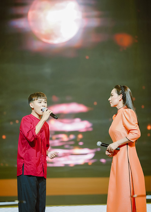 Bên cạnh việc học và đi hát, Hồ Văn Cường vẫn ra quán phụ mẹ bưng bê, rửa chén, chạy bàn. Em không hề cảm thấy khó chịu hay sợ bị mất hình ảnh.