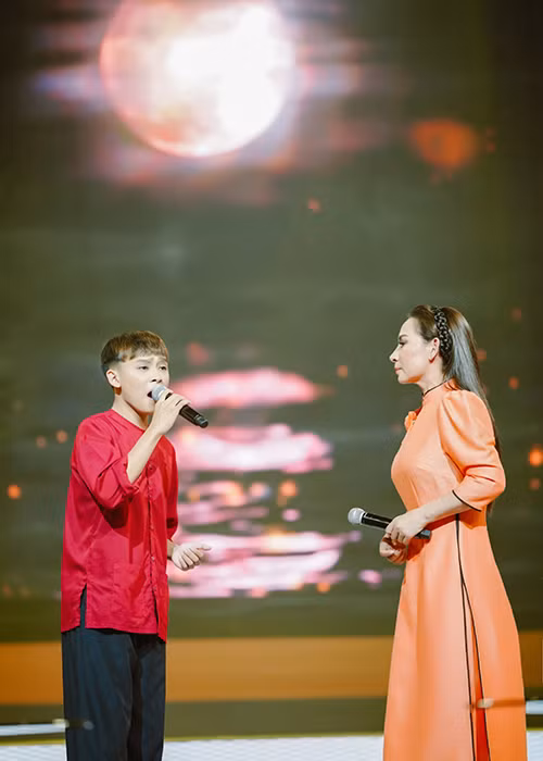 Bên cạnh việc học và đi hát, Hồ Văn Cường vẫn ra quán phụ mẹ bưng bê, rửa chén, chạy bàn. Em không hề cảm thấy khó chịu hay sợ bị mất hình ảnh.