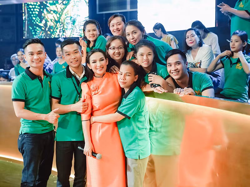 Fan lặn lội đường xa đến ủng hộ Phi Nhung và Hồ Văn Cường Fan lan loi duong xa den ung ho Phi Nhung va Ho Van Cuong