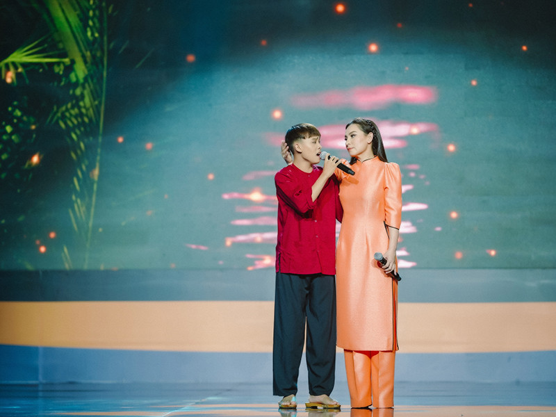 Giọng ca 17 tuổi kể rằng chưa bao giờ bị mẹ nuôi đánh đòn nhưng vẫn được dạy bảo rất nghiêm khắc.