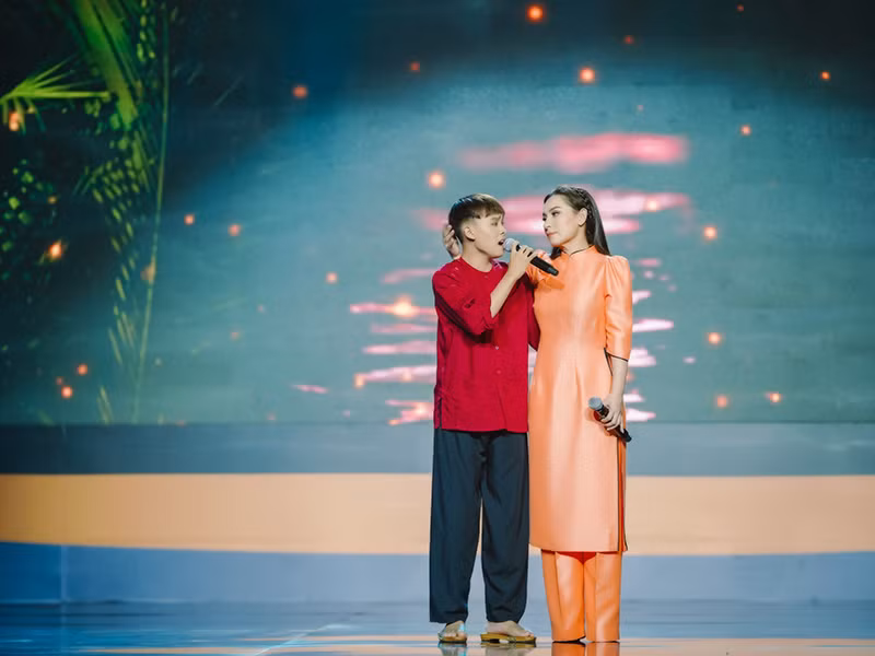 Giọng ca 17 tuổi kể rằng chưa bao giờ bị mẹ nuôi đánh đòn nhưng vẫn được dạy bảo rất nghiêm khắc.