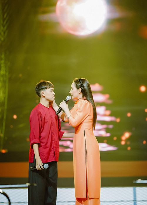 Hồ Văn Cường chia sẻ: “Em cảm thấy lúc đó là lúc em được tự nhiên là con người mình nhất. Bình thường em đi học cả ngày, cuối tuần thì đi hát nên cũng hiếm khi ra quán phụ được. Chỉ có nghỉ hè mới có thời gian, mấy ngày rằm mà rơi vào ngày em được nghỉ thì em cũng ra phụ”.