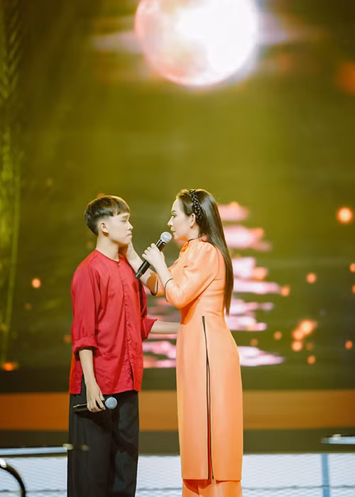 Hồ Văn Cường chia sẻ: “Em cảm thấy lúc đó là lúc em được tự nhiên là con người mình nhất. Bình thường em đi học cả ngày, cuối tuần thì đi hát nên cũng hiếm khi ra quán phụ được. Chỉ có nghỉ hè mới có thời gian, mấy ngày rằm mà rơi vào ngày em được nghỉ thì em cũng ra phụ”.