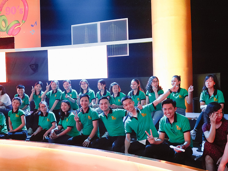 Người hâm mộ có mặt ở trường quay từ rất sớm khi Phi Nhung chưa tới và ở tận tới 1h khi nữ ca sĩ quay hình.