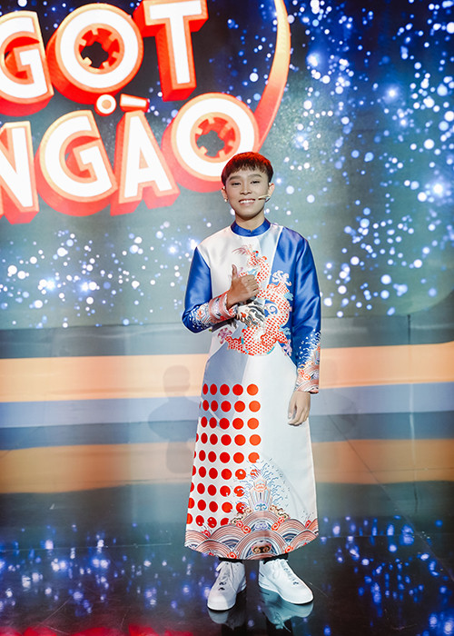 Cụ thể, nữ ca sĩ muốn con trai nuôi tập trung việc học. Vào những buổi cuối tuần, em mới được đi diễn cùng mẹ.