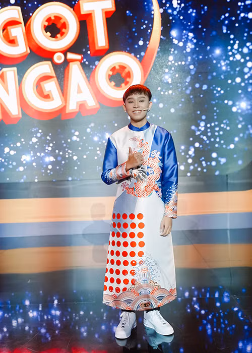 Cụ thể, nữ ca sĩ muốn con trai nuôi tập trung việc học. Vào những buổi cuối tuần, em mới được đi diễn cùng mẹ.