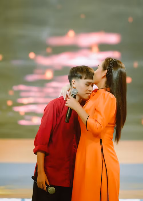 Hồ Văn Cường thường bị Phi Nhung la rầy nếu hát sai nhịp, đi học trễ, bị giáo viên phê bình.